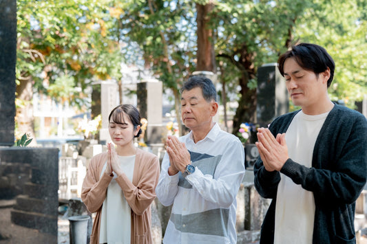 お盆のお墓参りはいつ行く?行ってはいけない日や服装、持ち物などのポイントを解説